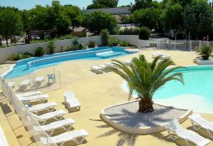 Camping gard avec piscine : espace aquatique Les Amandiers