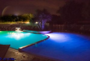 Camping gard avec piscine : soirée nocturne