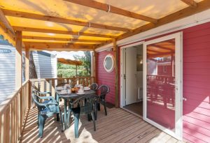 Mobil home gard : terrasse couverte camping Les Amandiers