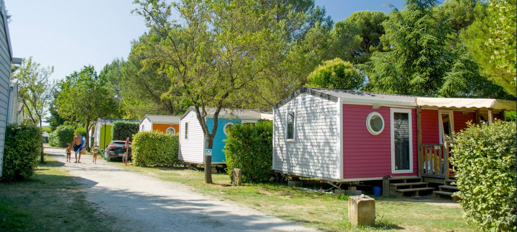 Allée de mobil-home disponibles à la location au camping Les Amandiers dans le Gard