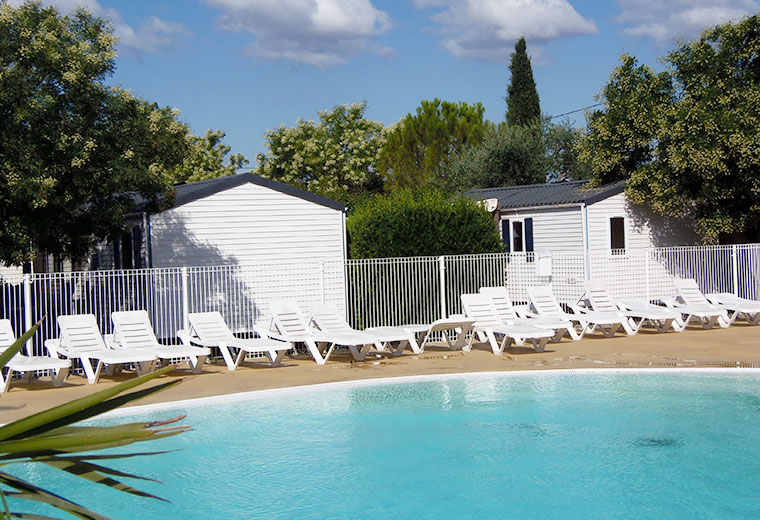 Solarium de notre camping en Camargue avec piscine