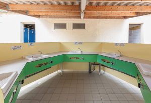 Les Amandiers : Sanitaires près des emplacements camping gard