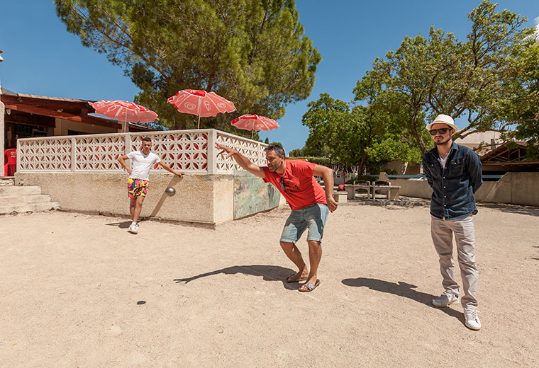 Vacanciers jouent à la pétanque dans notre camping à Gallargues-le-Montueux dans le Gard - Camping les Amandiers