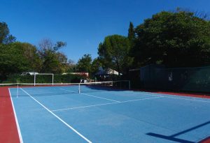 Camping Les Amandiers à Gallargues le Montueux : Activité sportive dans le Gard Terrain Tennis