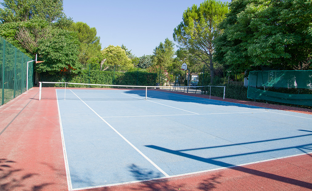 Terrain de tennis aux Amandiers, camping dans le Gard à Gallargues-le-Montueux