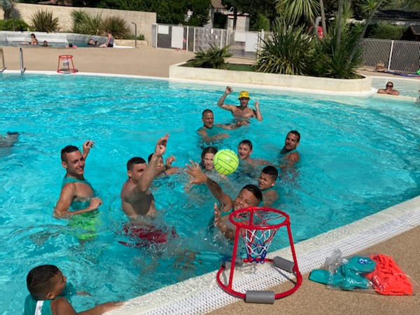 Activités water-polo dans la piscine du camping Les Amandiers dans le Gard