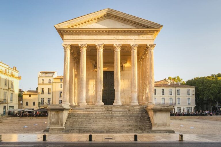 Maison Carrée de Nimes - Camping les Amandiers proche de Nimes